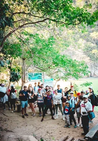 Grupo del Wellbeing Club en una salida de senderismo